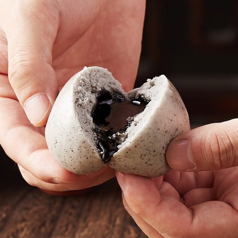 黑芝麻流沙包  Black Sesame liu sha Bun